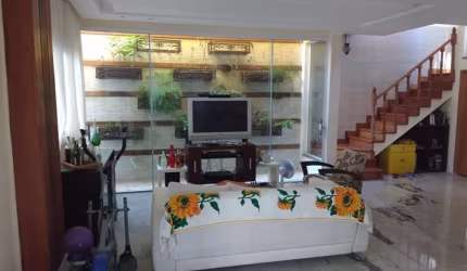 Casa de 4 quartos e 2 suítes.