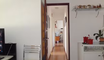 Apartamento de 3 quartos e 1 banheiro.