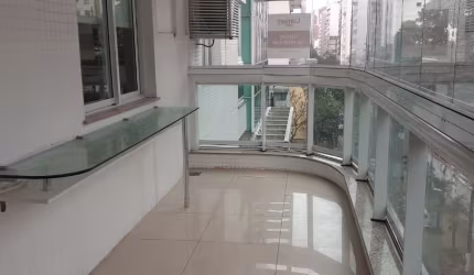Apartamento  três quartos com armários planejados  2 vagas.