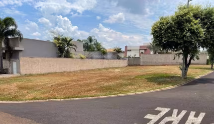 Terreno em condomínio fechado à venda no Residencial Portal dos Oitis, Araraquara  por R$ 900.000