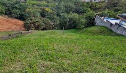 UM BELO TERRENO NO CONDOMÍNIO FECHADO MIRANTE DO VALE