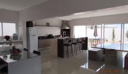 BELO SOBRADO NO CONDOMINIO FECHADO JAGUARY