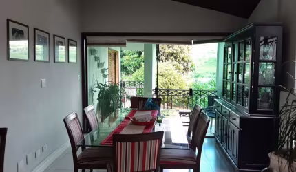 LINDA CASA ASSOBRADADA NO CONDOMÍNIO CHÁCARAS DOS LAGOS