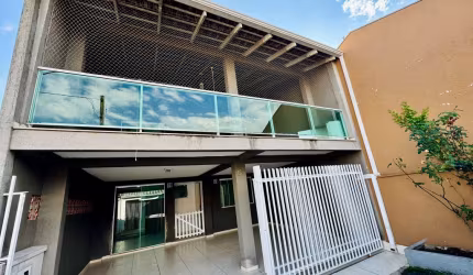 Sobrado espaçoso dentro de condomínio próximo ao Jacomar