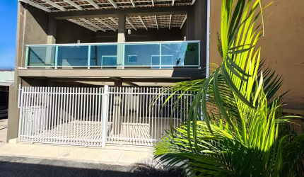 Sobrado espaçoso dentro de condomínio próximo ao Jacomar