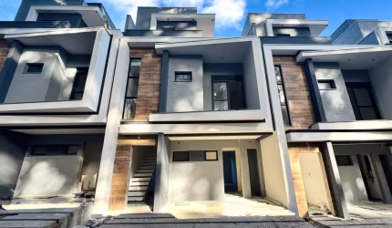 Sobrado triplex novo em condomínio - região nobre