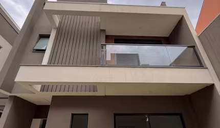 Sobrado triplex novo em condomínio - região nobre