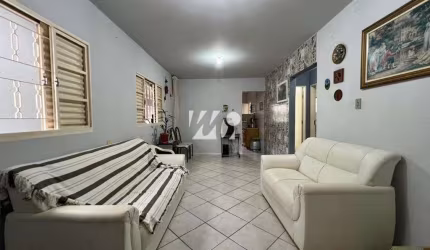 Casa 03 Dormitórios com 1 Suíte