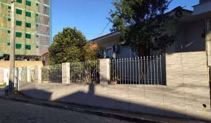Casa com 4 Dormitórios Sendo 1 Suíte