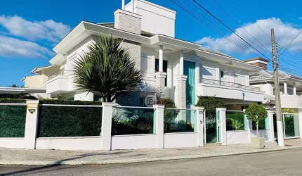 Casa com Piscina e 4 Quartos e Suítes na Pedra Branca