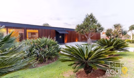 Casa moderna com 7 suítes e ampla área verde