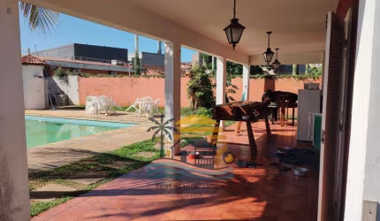 Casa com 4 suítes piscina 5 vagas na Enseada