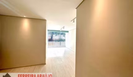 APARTAMENTO COM DUAS VAGAS DE GARAGEM, REPLETO DE ARMÁRIOS.