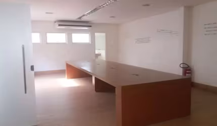 PRÉDIO COM SALAS COMERCIAS, HÁ 200 METROS DO METRÔ BORBA GATO.