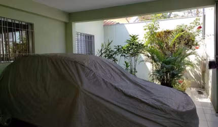 CASA TÉRREA SEMI-NOVA, LOCALIZADA  EM RUA FECHADA COM SEGURANÇA 24 HORAS.