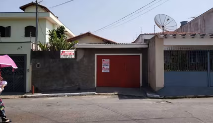 CASA TÉRREA COM  EDICULA E QUINTAL GRANDE, LOCALIZADO EM RUA ARBORIZADA.