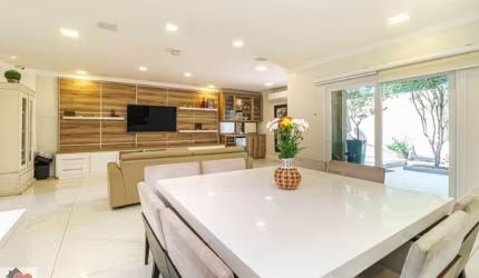 Casa de Condomínio com 4 Quartos, 3 Suítes, 5 banheiros à Venda, 237 m² por R$ 2.400.000