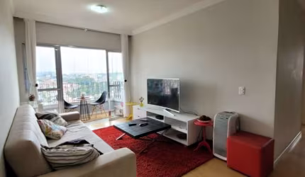 APARTAMENTO COM FINO ACABAMENTO, REPLETO DE ARMÁRIOS.