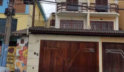 SOBRADO COM FINO ACABAMENTO NO PARQUE JABAQUARA.