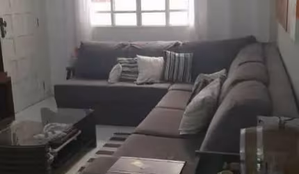 SOBRADO COM TRÊS DORMITÓRIOS NA VILA MASCOTE.