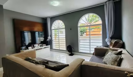 CASA COM 03 DORMITÓRIOS, 02 VAGAS DE GARAGEM NO JARDIM PRUDÊNCIA!