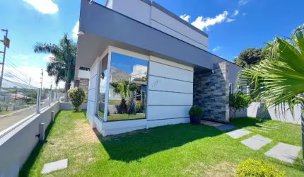 Linda casa com piscina e salão de festas