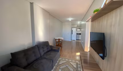 Belíssimo apto com 02 quartos, mobiliado e no centrão.