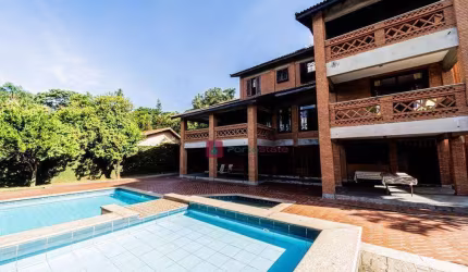 Morar na Granja Viana: Casa de 4 Suítes e 583 m² em Condomínio Privilegiado por R$ 3.400.000