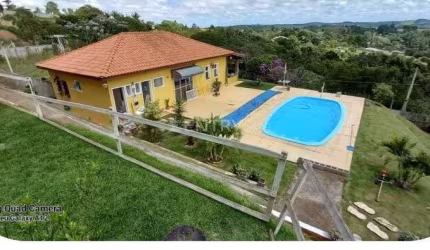 Chácara á venda em Jarinu com 2.100m²,piscina,garagem coberta para 5 carros,valor venda 830.000,00.