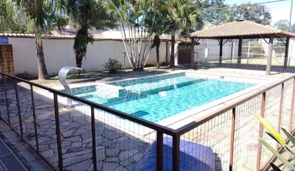 CASA TÉRREA EM CONDOMÍNIO COM 4 DORMITÓRIOS, 3 BANHEIROS, 4 VAGAS, PISCINA, CAMPO GRAMADO, ÁREA GOURMET, 3 SALAS, COZINHA PLANEJADA, TERRENO DE 1.400M2, A.C  479M2, MEDEIROS, JUNDIAÍ-SP