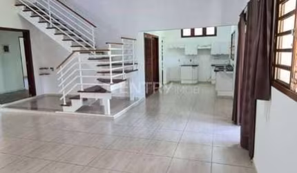 EXCELENTE CASA TÉRREA, 4 DORMITÓRIOS, 2 SUÍTES, ESCRITÓRIO, ÁREA GOURMET, VARANDA E UM GRANDE QUINTAL GRAMADO, LOCALIZADA NO SANTA GIOVANA, JUNDIAÍ-SP