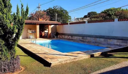 CASA COM PISCINA EM CONDOMÍNIO,  4 DORMITÓRIOS,  1 SUÍTE,  EDÍCULA,  4 VAGAS. TERRENO DE 1.000M2. EXCELENTE VALOR!