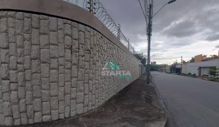 Casa com duas frentes para fins comerciais