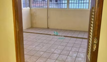 2 casas  bem localizada no Vila União - próximo a Luciano Carneiro e Montese - estação de metrô