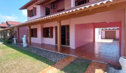 Casa 4 Dormitórios à venda no Bairro Centro com 238 m² de área privativa - 2 vagas de garagem