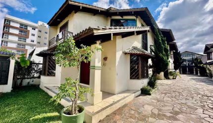 Sobrado/ Duplex 4 Dormitórios à venda no Bairro Centro com 230 m² de área privativa - 1 vaga de garagem