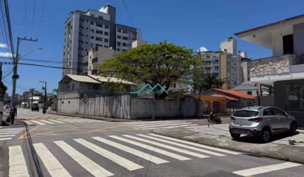 Casa à venda em Florianópolis, Balneário, com 3 quartos, com 180 m²