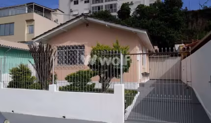 Casa com 2 quartos à venda na Rua Hermes Zapelini, 99, Barreiros, São José por R$ 954.000