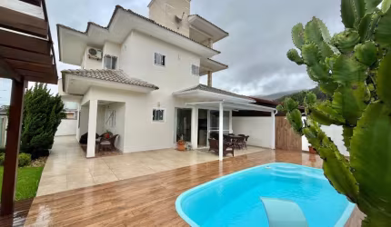 Casa com 3 quartos à venda na Ivete Monteiro Texeira, 51, Fazenda da Armação, Governador Celso Ramos por R$ 2.000.000