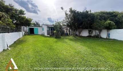 Se procura um lar confortável e bem localizado, essa casa é para você!
