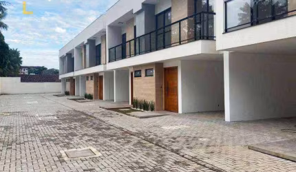 Casa de condomínio com 03 quartos.