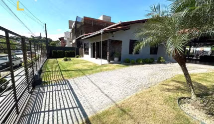 Casa à venda no Saguacu em Joinville, por 1.399.000