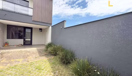 Casa à venda no Iririu, por 528 mil