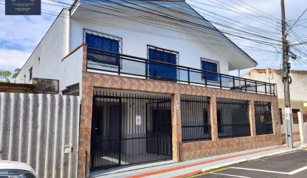 sobrado com 3 apartamentos.