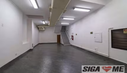10) Existem 6 (seis) banheiros no prédio, sendo 1 (um) no térreo, 2(dois) no 1º andar, 2 (dois) no 2º andar, 1 (um) na cobertura. Além disso, existe e
