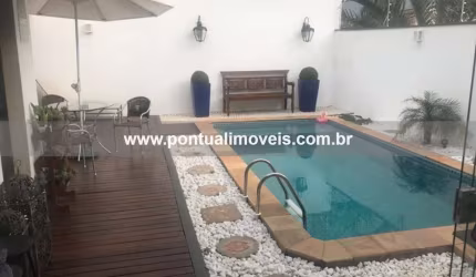 Imperdível oportunidade: Casa à venda em Marília-SP, no Parque das Esmeraldas II, com 3 quartos, 3 suítes, 1 sala, 5 banheiros, 2 vagas de garagem e 250,00 m² de área.
