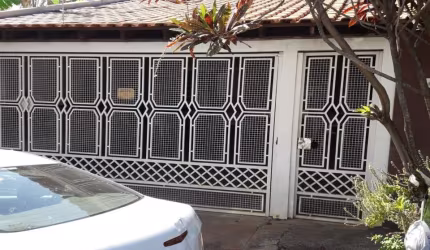 Casa à Venda com 3 dormitórios no Bairro Jóquei Clube