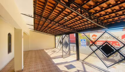 Casa à venda em Marília-SP, 3 quartos, 1 suíte, 1 sala, 1 banheiro, 3 vagas no Parque São Jorge. Aproveite!