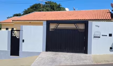 Imperdível casa à venda no Centro de Pompéia-SP: 3 quartos, 1 suíte, 1 sala, 2 vagas de garagem, 387,00 m² de área.