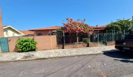 Imóvel comercial de alto padrão no Jardim Alvorada, Marília-SP: 8 salas, 4 banheiros e 4 vagas de garagem!